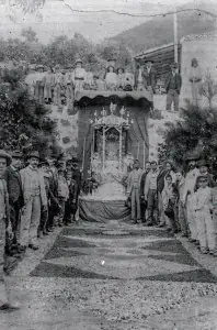 Altar y alfombra vegetal ante el antiguo ayuntamiento, una de las fotos más antiguas de la fiesta. Finales del siglo XIX.