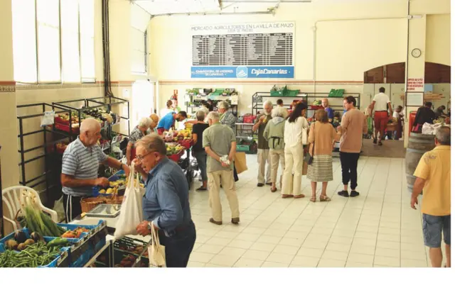 Interior del Mercadillo Municipal en plena mañana de venta.