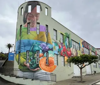 Fachada del mercadillo con el mural dedicado a los productos de la tierra.