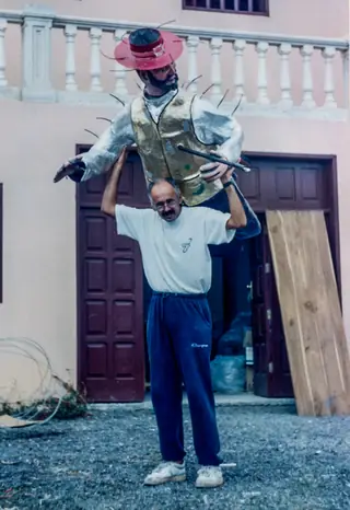 Preparativos del personaje antes de salir a la plaza.