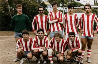 Plantilla del Juvenil La Unión en el campo de Bajamar.