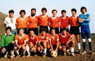 Primer equipo de la Unión Deportiva Mazo, con la equipación naranja. Antiguo campo de Fuencaliente, hacia 1982.