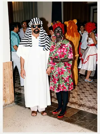 Dos participantes del baile de disfraces.